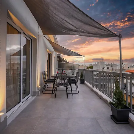 Stunning Rooftop Retreat With Mountain Views Apartment