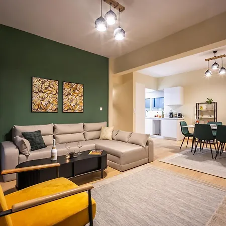 Stunning Rooftop Retreat With Mountain Views Apartment *